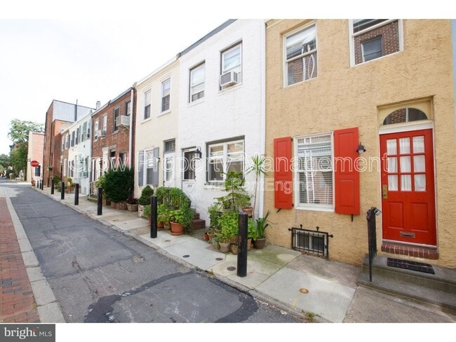 Building Photo - 2416 Manning St
