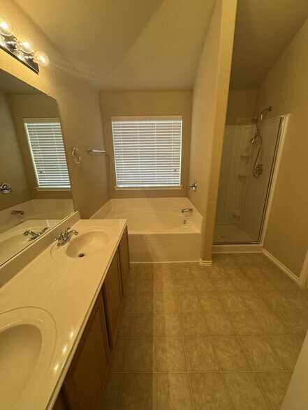 Master Bath - 1413 Eufemia Dr