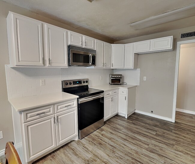 Building Photo - Don't miss your opportunity to make this Camelot gem your next home—schedule your tour today!