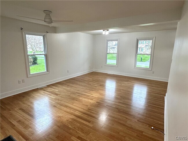 Building Photo - 8662 Bayview Dr