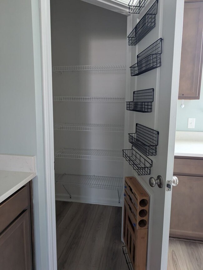 Building Photo - Move in Special First Months Rent Free!!!!