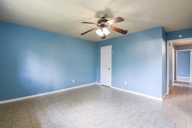 Building Photo - 8714 Valley Song Dr