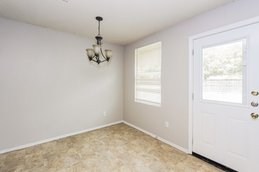 Building Photo - 816 Bessemer Dr