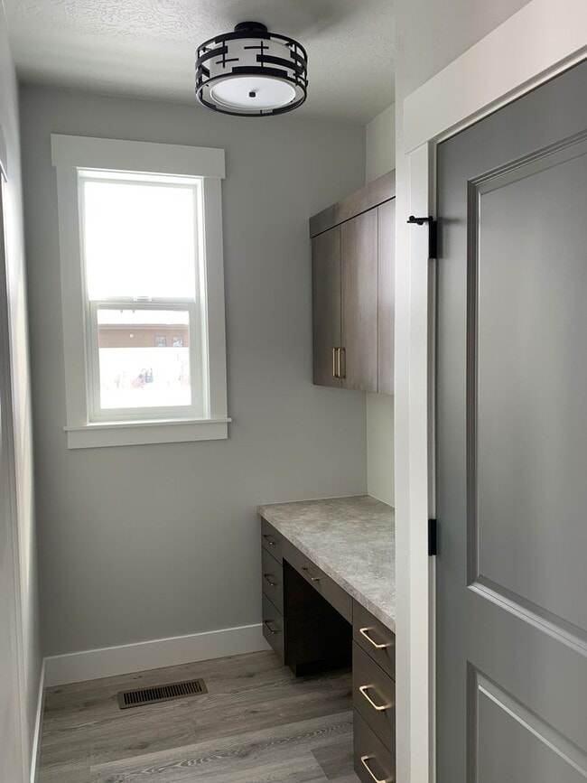 Building Photo - Spectacular newer 3 bed 2.5 bath custom ho...