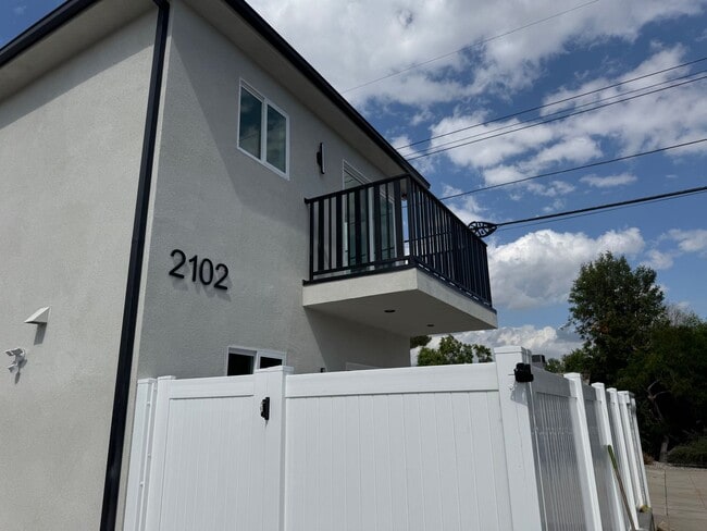Building Photo - Spacious 1000 Sq. Ft. Second-Floor Back AD...
