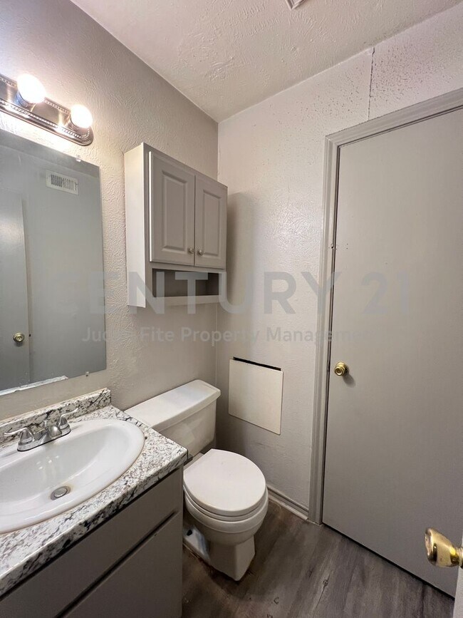Building Photo - Spacious 2/1.5 Apartment in Denton Great for Roommates!