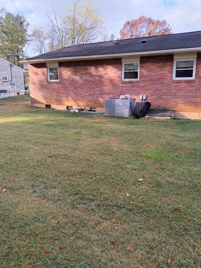 Building Photo - 3 Bedroom / 1 Bath Brick Ranch Home  Johnson City, TN