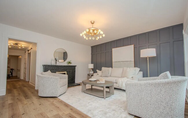 Building Photo - Updated & Beautiful 2 Bedroom Home with Pr...