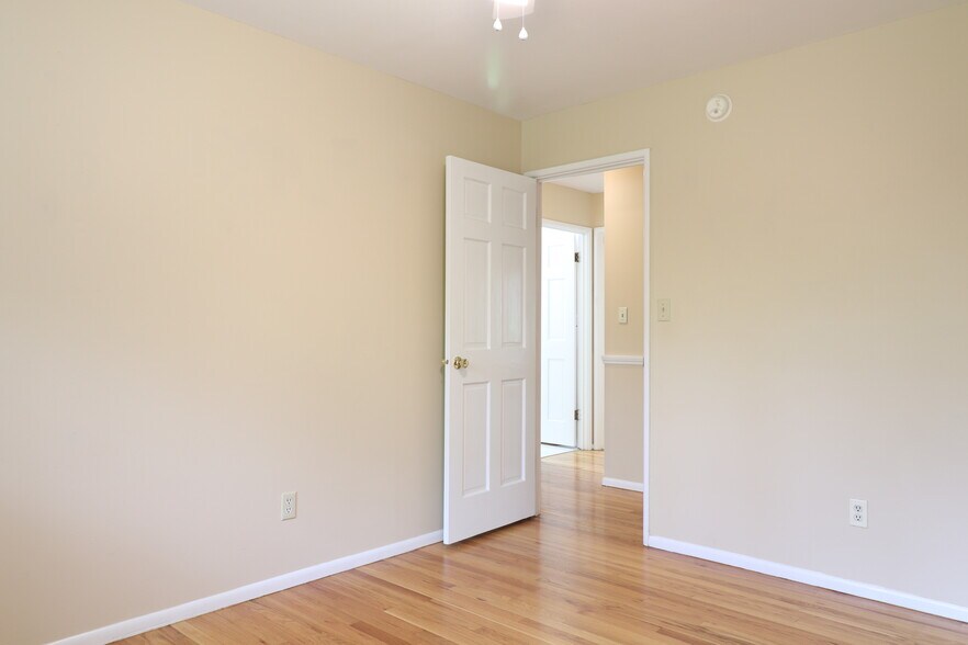 Building Photo - 235 Towercliffe Dr