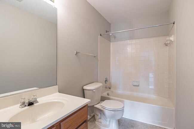 Building Photo - 8 Mintwood Dr