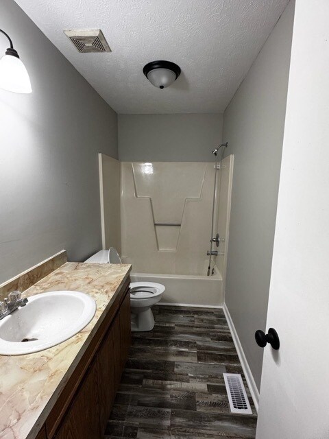 Building Photo - 6885 Kingsgate Dr