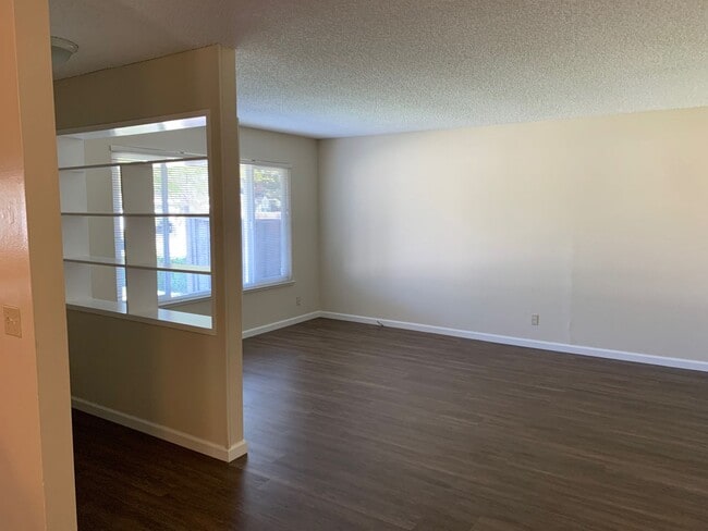Building Photo - Excellent Value! Spacious Updated South Sa...