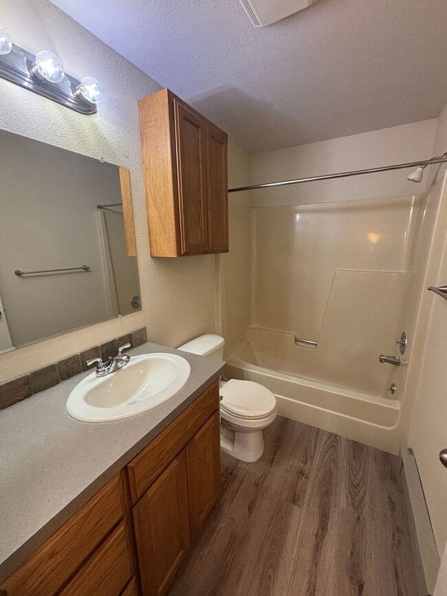 Building Photo - 13th St Townhome