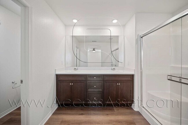 Building Photo - Stylish 2 Bed + 2.5 Bath Townhome in Murrieta