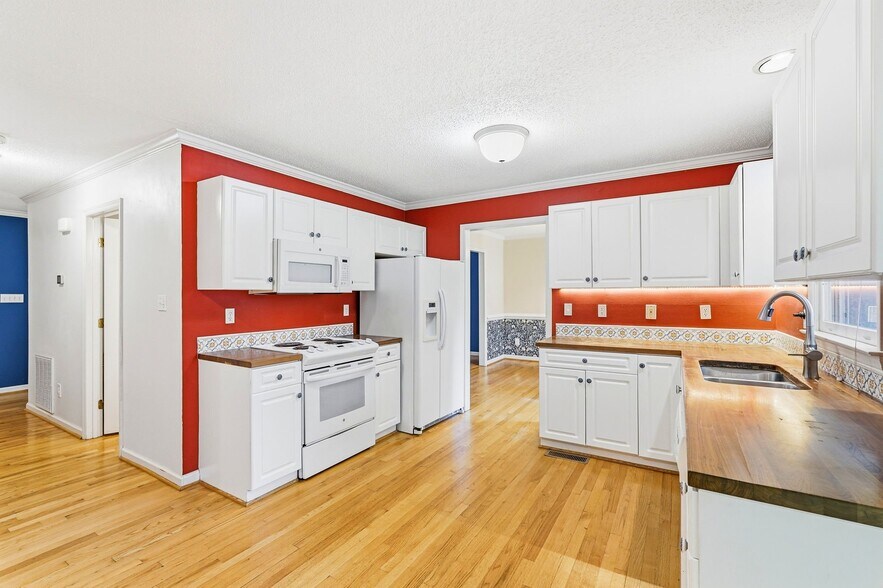 Building Photo - 1424 Brookwood Dr