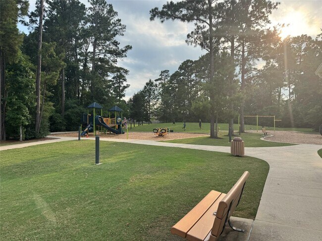 Building Photo - 14131 Lake Lodge Dr