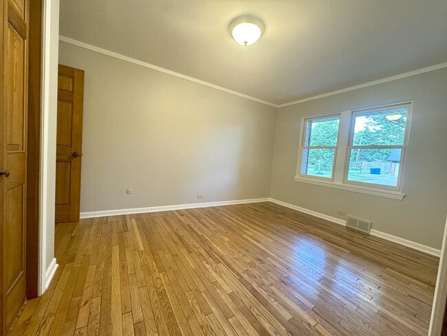 Building Photo - 4840 Prospect Ave