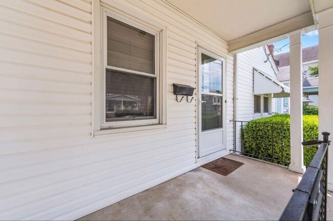 Building Photo - NORWOOD - 2 bed/1.5 bath with 1 car garage. Fenced yard