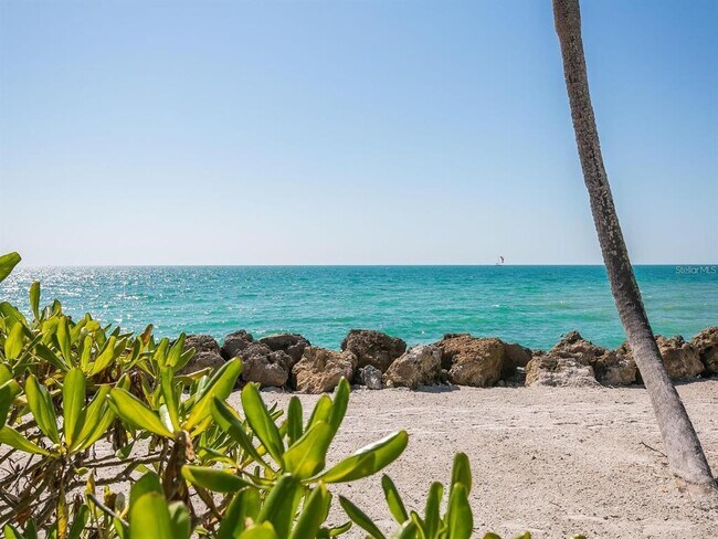 Building Photo - 7647 Sanderling Rd