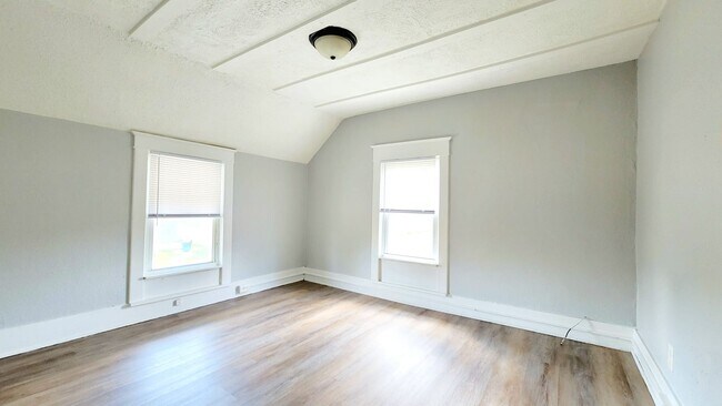 Building Photo - 1210 W 6th st