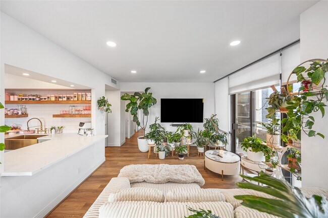 Building Photo - 14 Greenway Plz