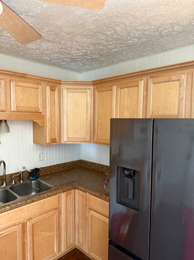 Building Photo - Townhome with two full baths one in each room for privacy plus a half bath downstairs for visitors.