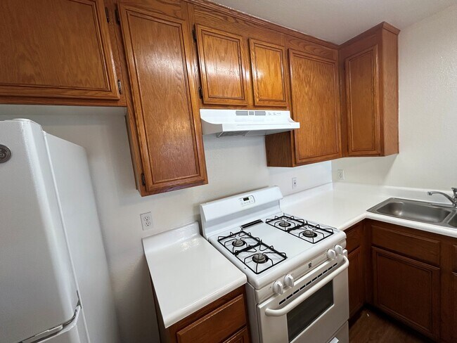 Building Photo - 714 E Elk Ave