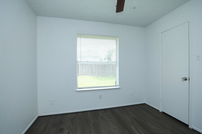 Building Photo - 19938 Laurel Trail Dr