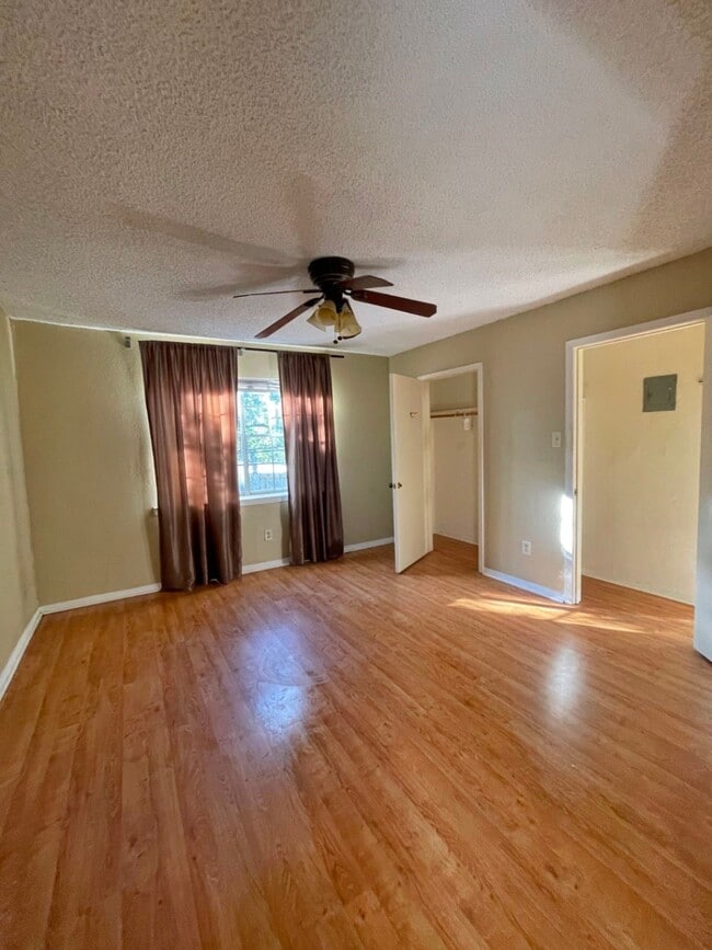 Building Photo - 2800 Jeanetta St