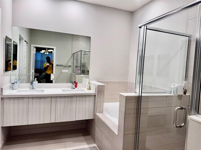 Building Photo - 7924 NW 105th Ave