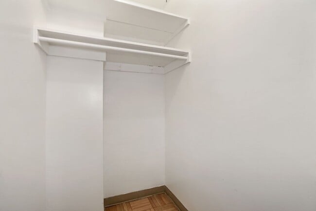 Building Photo - Charming & Bright Studio at River Place North