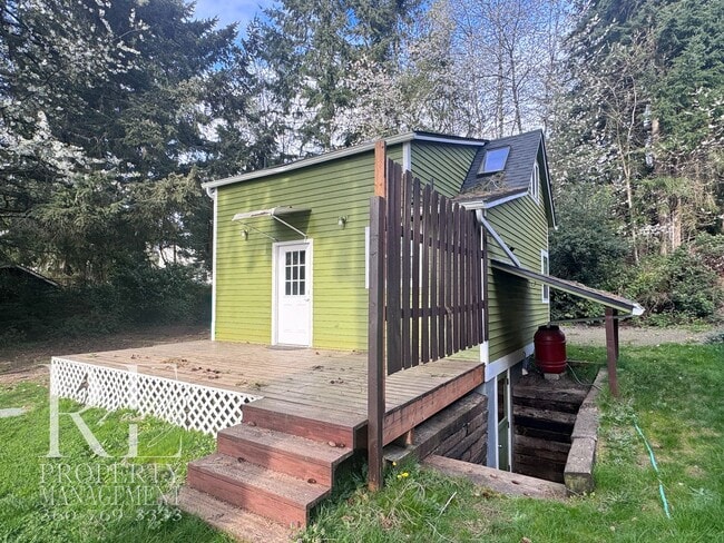 Building Photo - Private Retreat with Expansive Yard & Loft Space