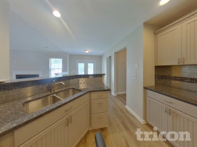 Building Photo - 633 Thornbird Cir