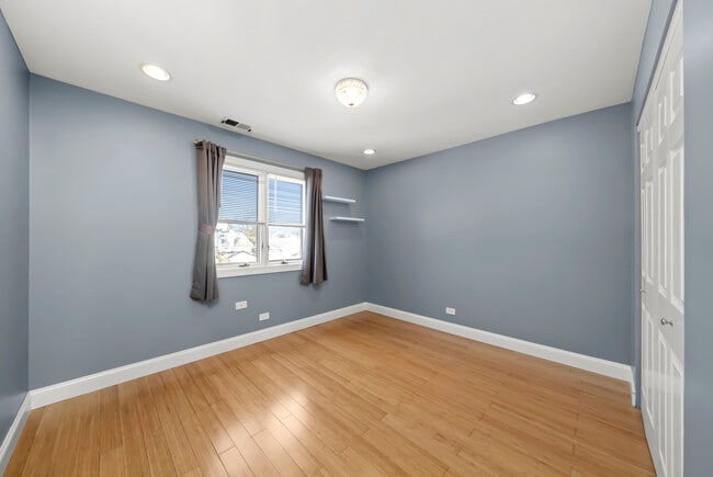 Building Photo - 7432 W Ainslie St