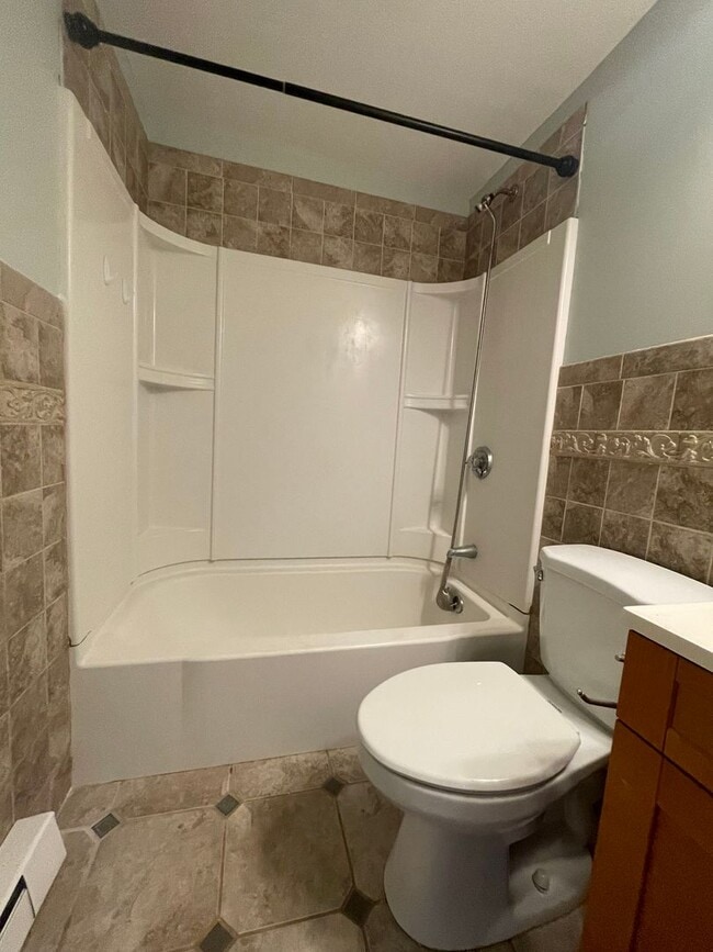 Building Photo - Recently updated 2 bedroom condo in charming Amesbury, MA