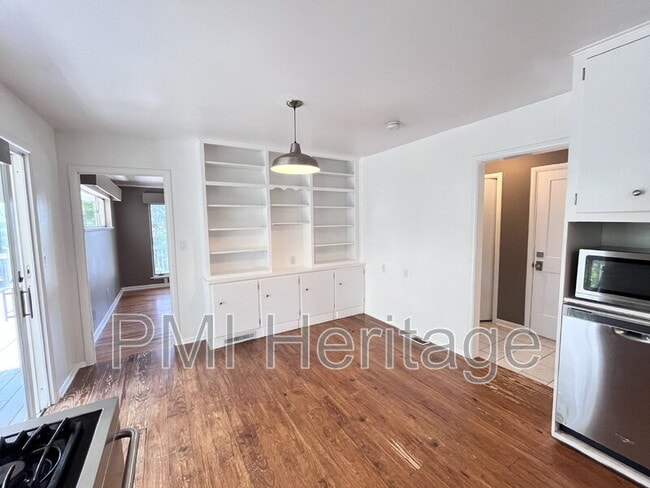 Building Photo - 1139 N Sunset Dr