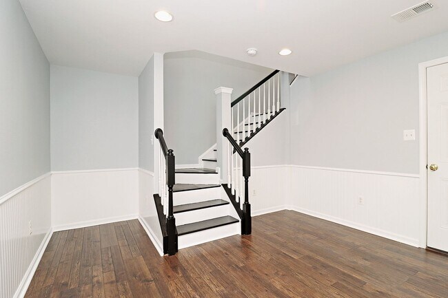 Building Photo - Spacious Pantops Townhome – Convenient, Pet-Friendly Living