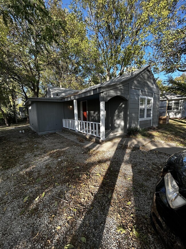 Primary Photo - 215 Red Jacket St