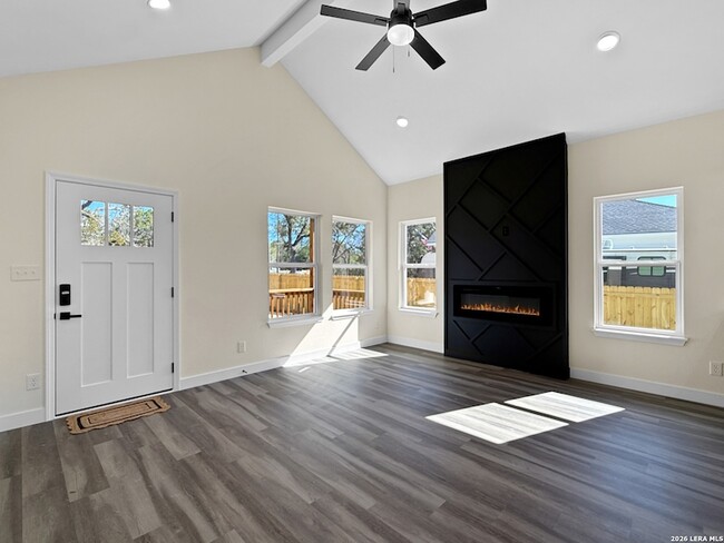 Building Photo - 656 Skyline Dr