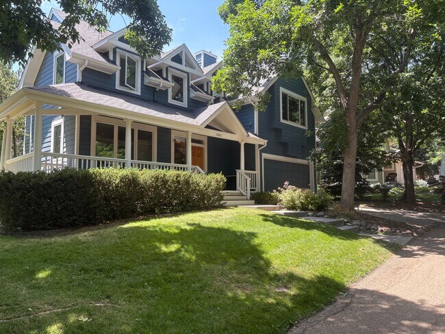 Building Photo - Furnished or Unfurnished: Updated 4 Bed 3....