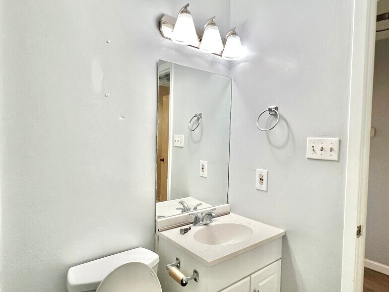 Building Photo - 801 Bracewood Cir