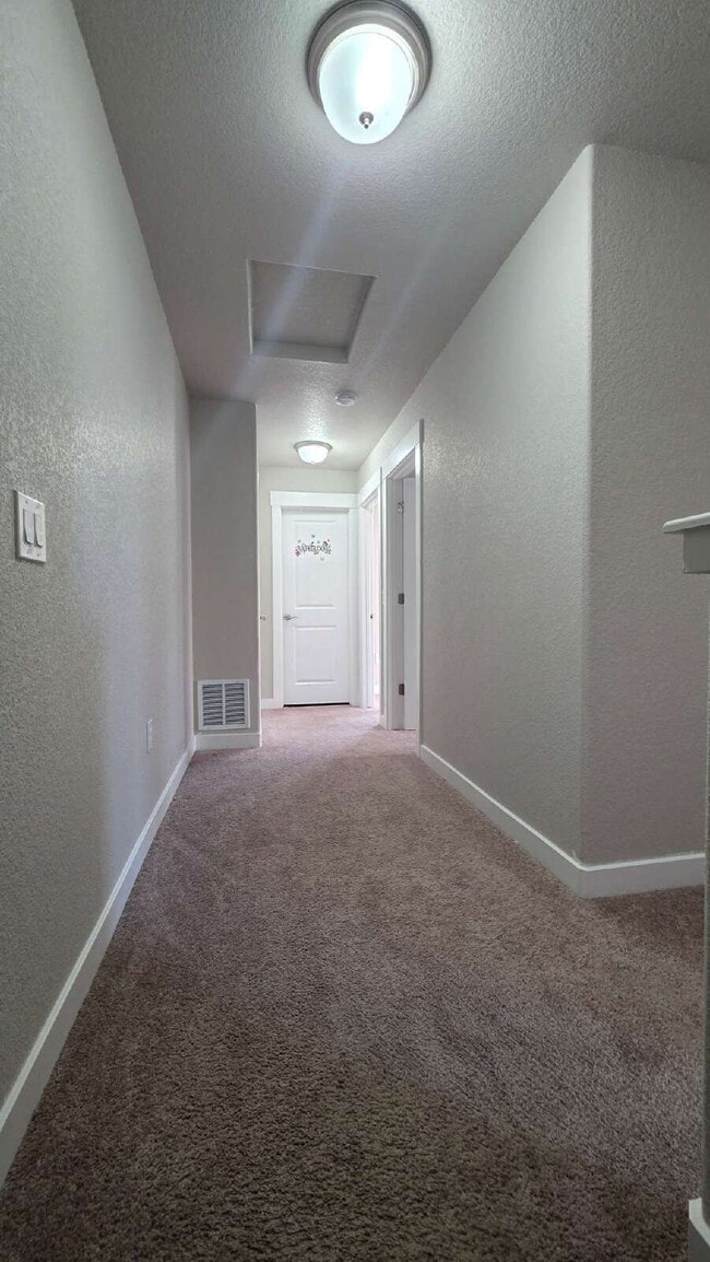 Building Photo - Lorson Ranch 5 bedroom Townhouse near military bases
