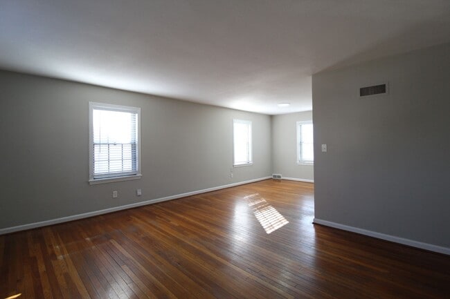 Building Photo - March FREE On This 2 Bedroom 1 Bath Duplex In The Waldo Area