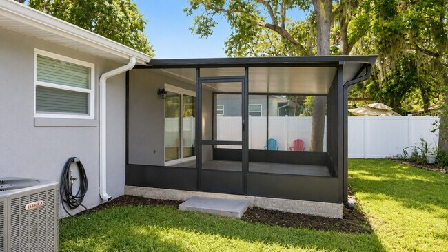 Building Photo - 213 Foxwood Dr