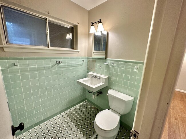 Building Photo - 1926 Laurelwood Dr