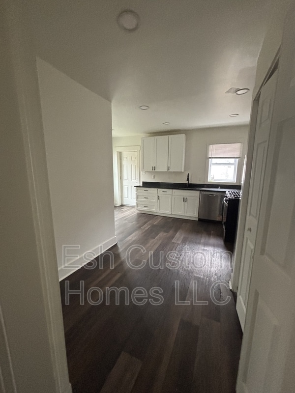 Building Photo - 28 Caroline St