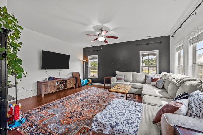 Building Photo - 300 Onyx Ct