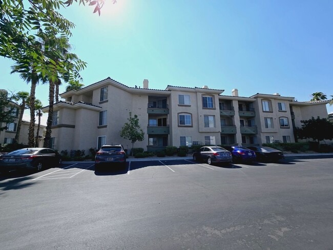 Building Photo - GUARD GATED CONDO W/ GARAGE