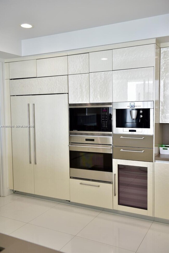 Building Photo - 17475 Collins Ave