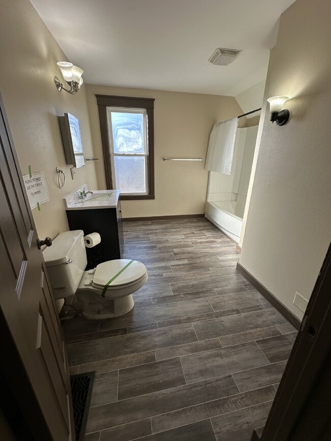 Building Photo - 1043 Vine St